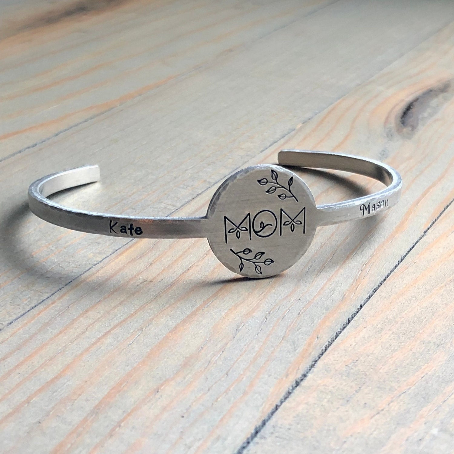 Bracelet for Mom, Mother's Day Gift, Bangle Cuff Bracelet, Gift for Wife, Bracelet with Children's Names, Personalized Bracelet for Grandma