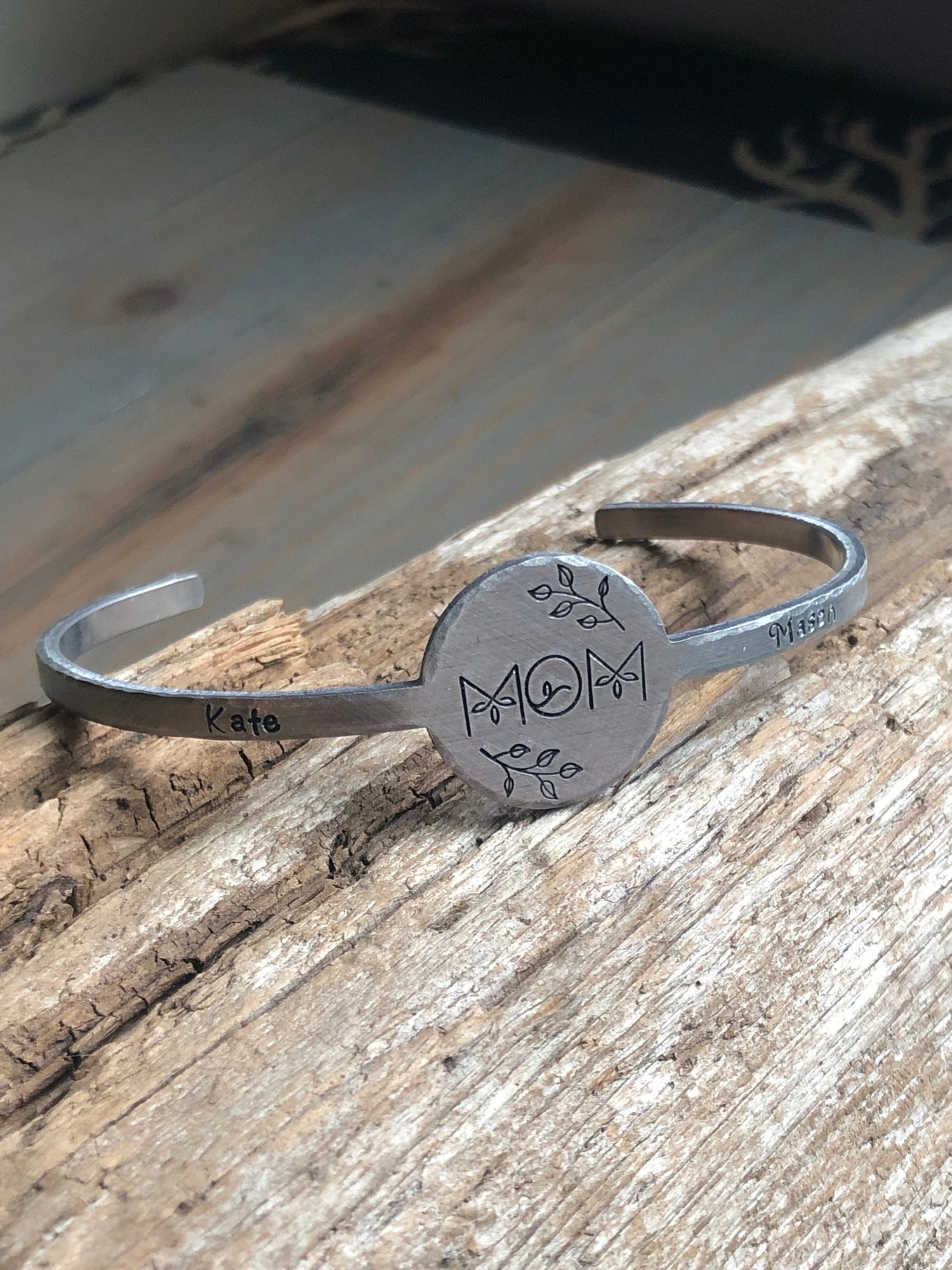 Bracelet for Mom, Mother's Day Gift, Bangle Cuff Bracelet, Gift for Wife, Bracelet with Children's Names, Personalized Bracelet for Grandma